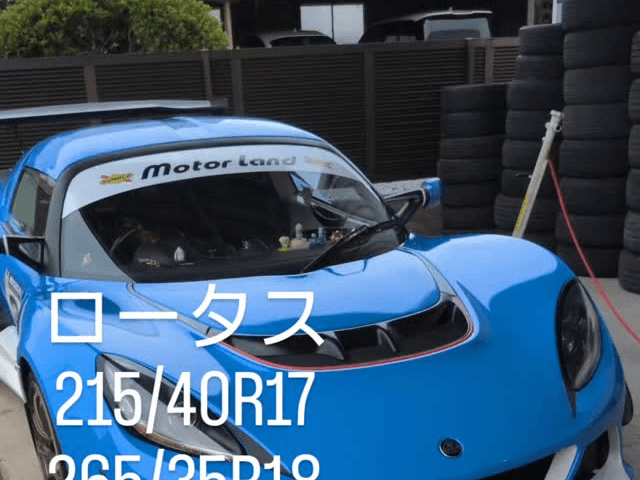 タイヤ交換で入庫したロータス エクシージの動画の一場面