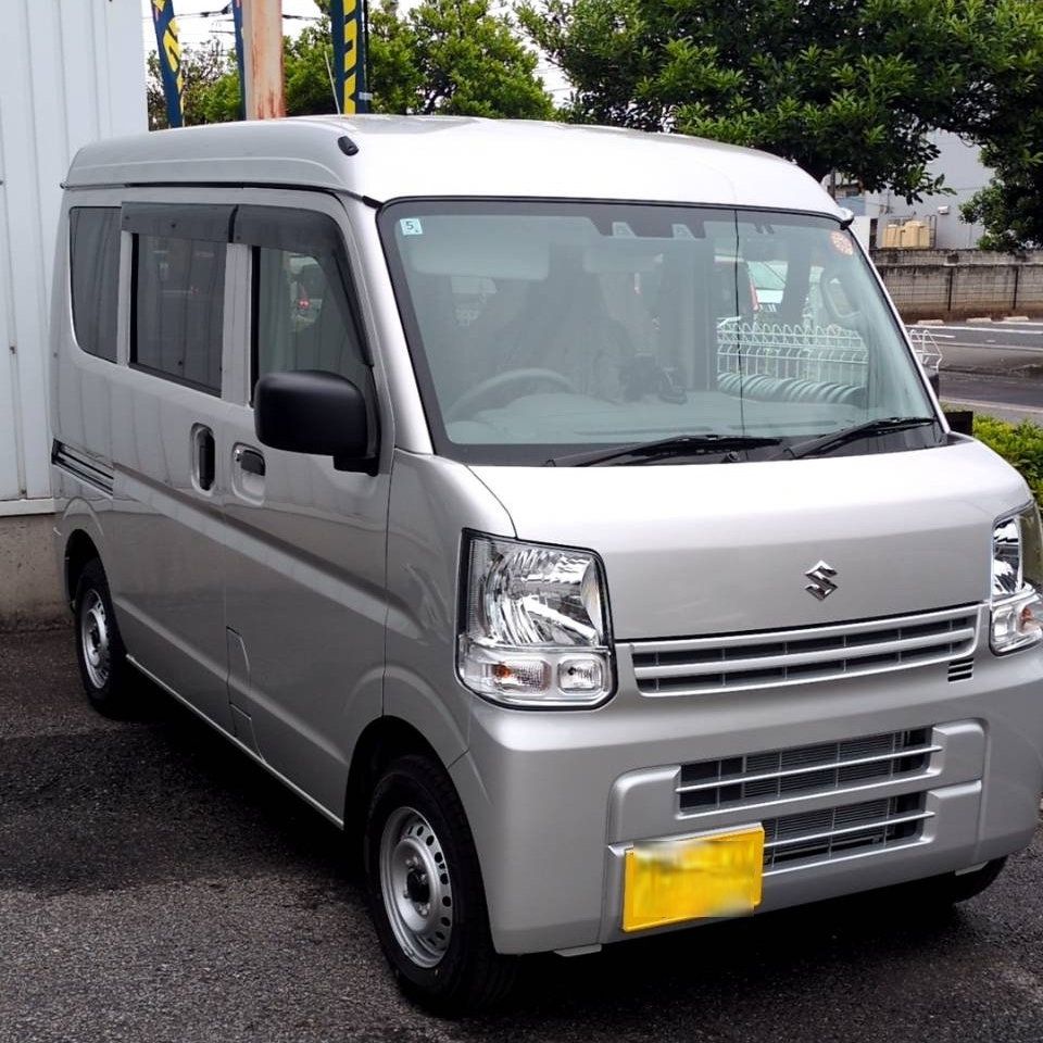 クレスコタイヤサービスの新しい社用車、グレー色のスズキ エブリイ