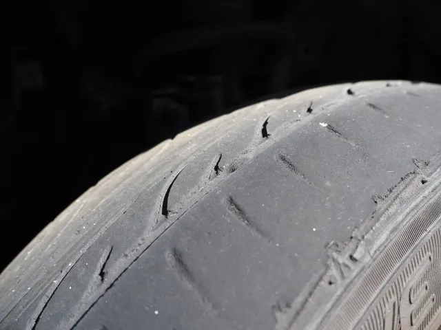 スリップサインが出たタイヤの溝のイメージ