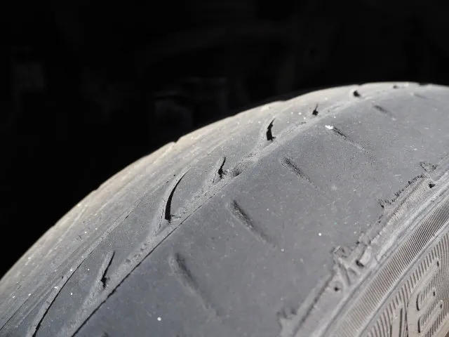 スリップサインが出たタイヤの溝のイメージ