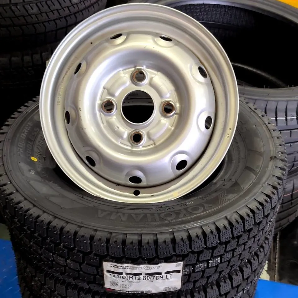 中古スチールホイールに組まれたスタッドレスタイヤのセット
