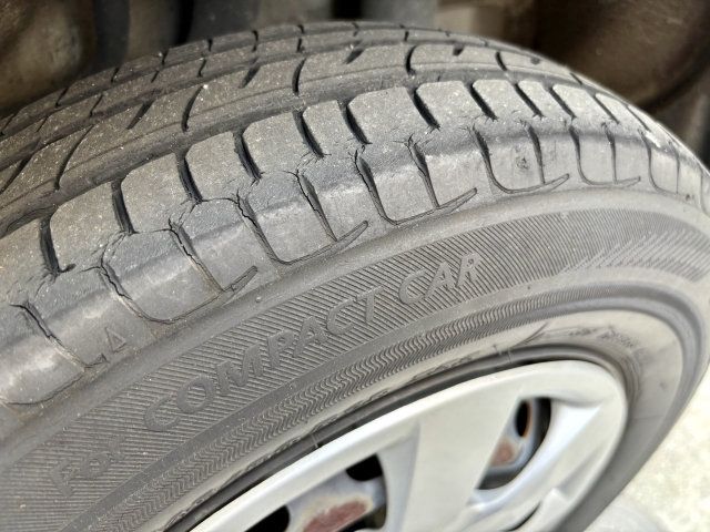 タイヤの溝や状態をチェックするイメージ