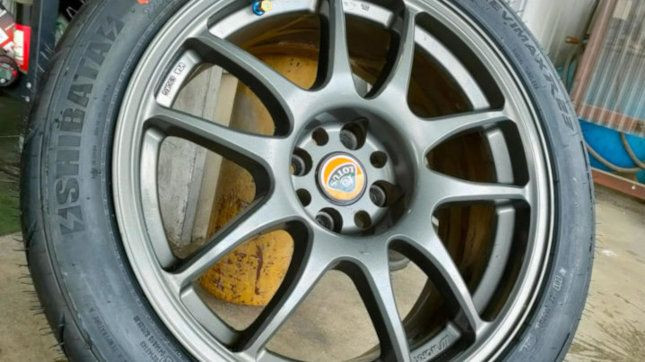 洗浄とコーティングが完了し、輝きを取り戻した綺麗なアルミホイール