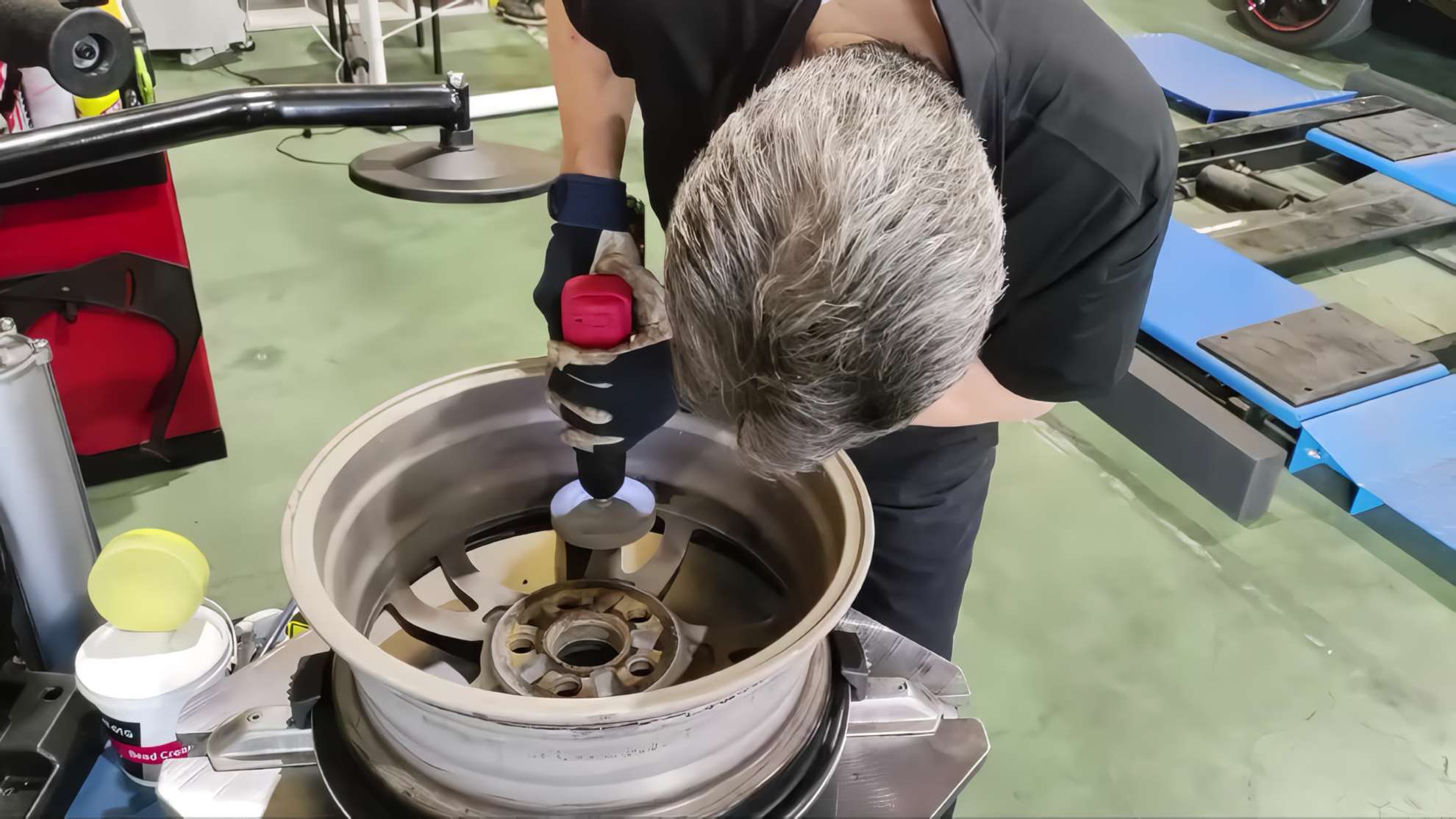 タイヤ交換セット（バランス調整・バルブ交換含む） の作業工程 2